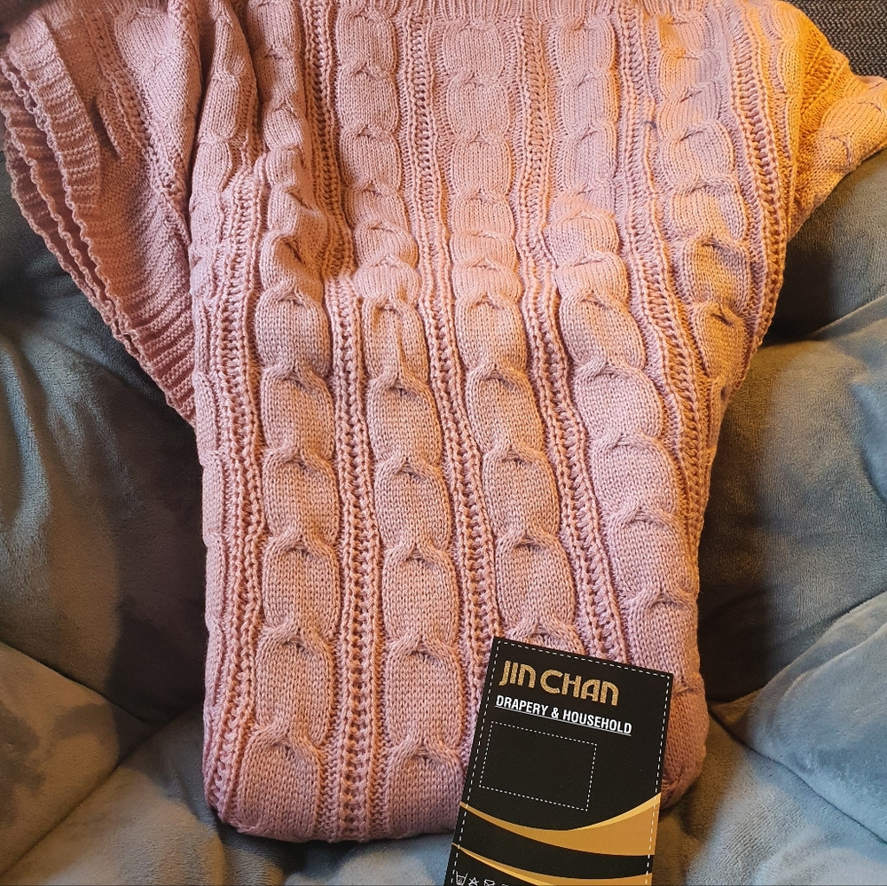 🚫🚫 SOLD 🚫🚫 BRAND NEW Cable Knit Throw Blanket in Rose Pink SUPER COMFY